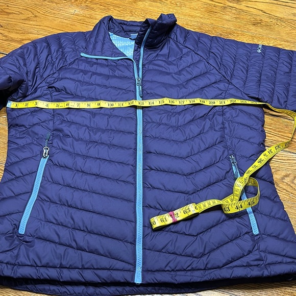 Columbia Thermal Coil style insulated jacket.  Zip front and pockets.  1X - Picture 9 of 12